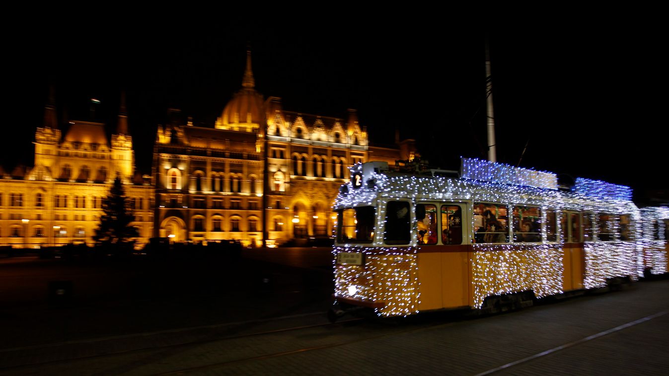 díszkivilágítás éjszakai felvétel ÉPÜLET FOTÓ FOTÓ ÁLTALÁNOS FOTÓTECHNIKA karácsonyi villamos KÖZLEKEDÉSI ESZKÖZ Országház Parlament villamos Budapest, 2014. december 19.
A karácsonyi fényvillamos a Parlament előtt, a Kossuth Lajos téren 2014. december 19