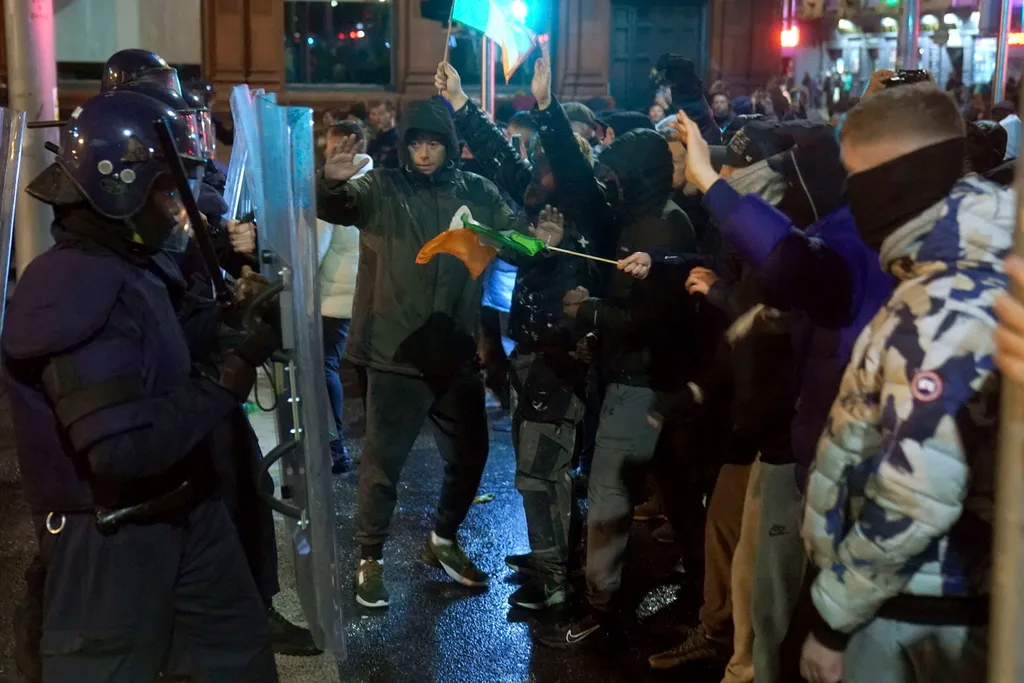 Zavargások késes támadás Írország, 2023.11.24., Dublin, 2023. november 24.
Rohamrendőrök tüntetők elől Dublin belvárosában, ahol zavargások törtek ki egy késelés miatt 2023. november 23-án. Órákkal korábban egy férfi öt embert, köztük három gyermeket megs