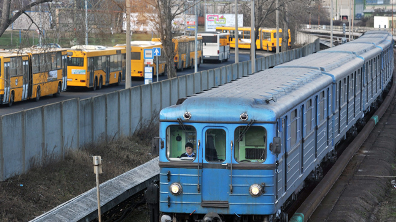 A BKV 3-as metróvonalán közlekedő szerelvény érkezik Kőbánya-Kispest végállomásra 
