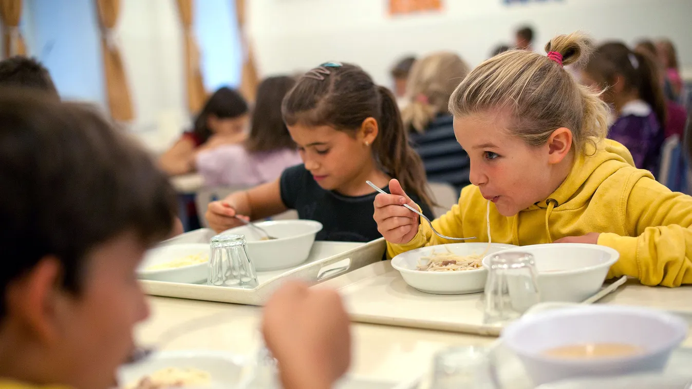 menza, étkeztetés, iskola, illusztráció, Gyerekek ebédelnek a budapesti Újlaki Általános Iskola menzáján 