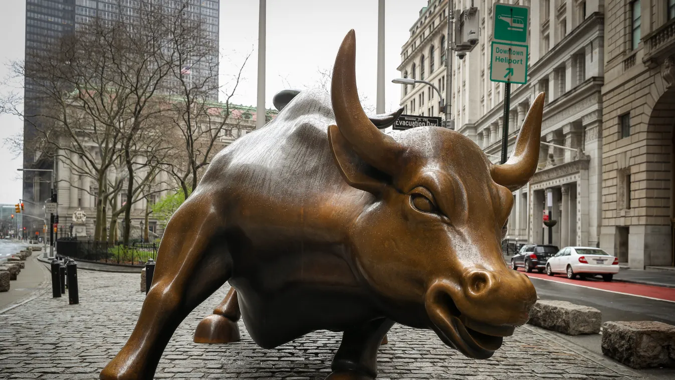 Wall Street seen quite due to Coronavirus pandemic Charging Bull Statue,Financial district New York,New York City  USA koronavírus korona vírus fertőzés járvány betegség tőzsde Wall street 