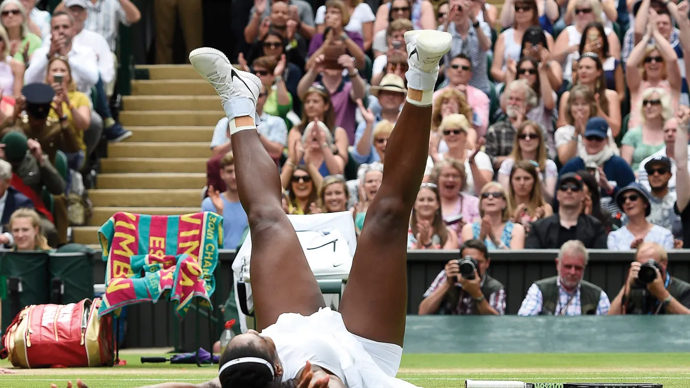 Wimbledon Széttett lábbakkal ünnepelt Serena Williams - Fotó 