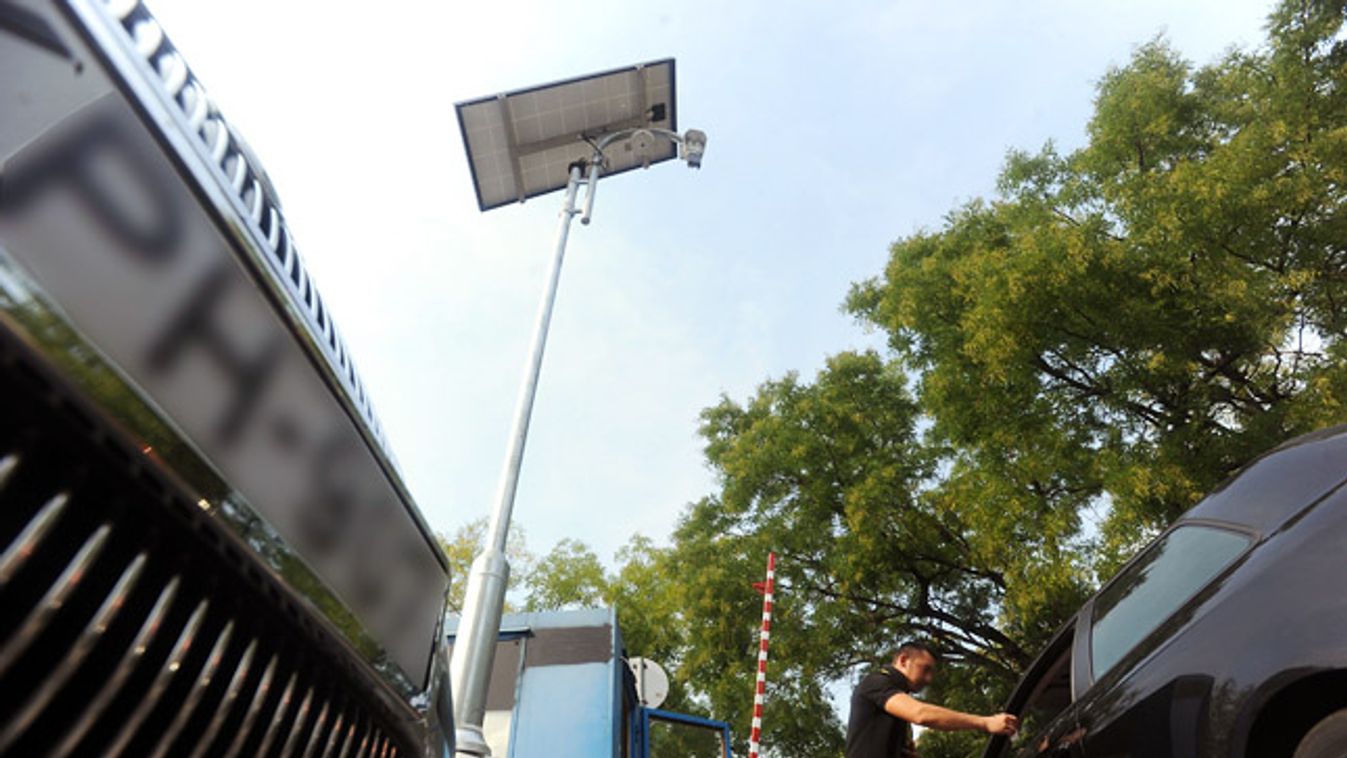 A rendőrség által felszerelt úgynevezett mobil totemoszlop, a gépjárműveket ellenőrző berendezés egy budai áruház parkolójában