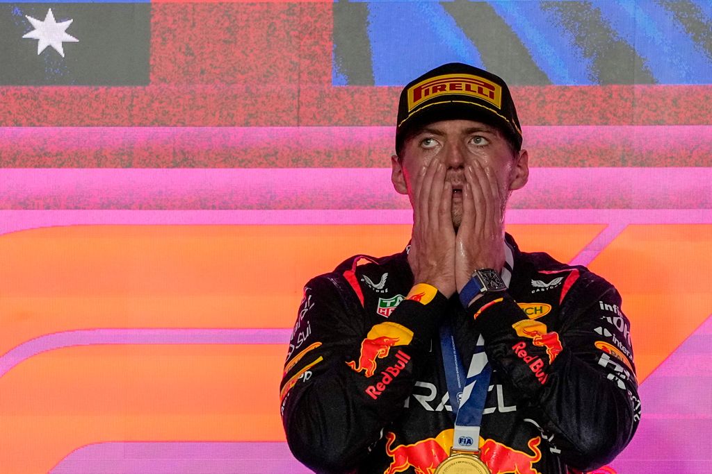 A győztes Max Verstappen, a Red Bull holland versenyzője ünnepel a pódiumon 