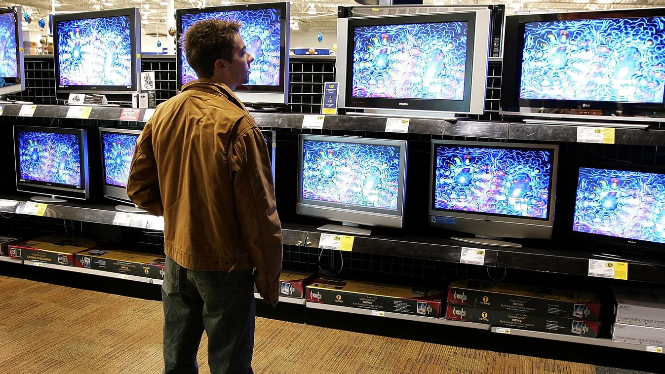 tévévásárlás, milyen tévét vegyünk a digitális átállás után, ha nem akarunk set top boxot használni, vevő egy amerikai áruházban 