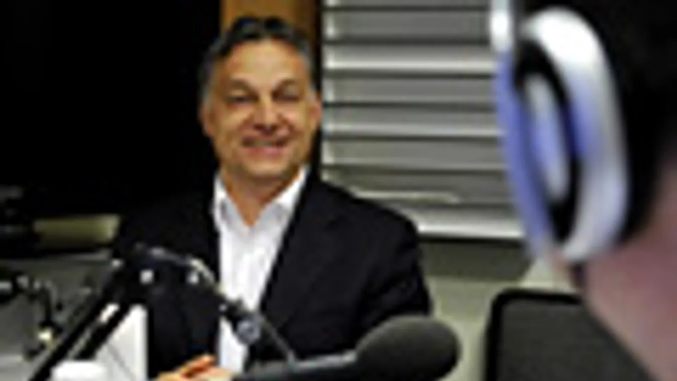 Orbán Viktor miniszterelnök (b) élő adásban interjút ad a Magyar Rádió stúdiójában Kiss Gábor Istvánnak (j) az MR1-Kossuth Rádió 180 perc című műsorában