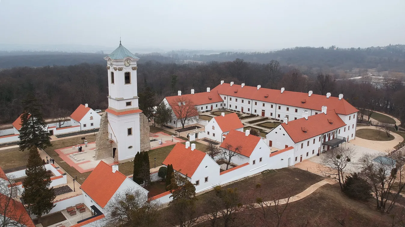 oroszlány-majkpusztai kamalduli remeteség Nemzeti Kastélyprogram és Nemzeti Várprogram állami támogatás épületfotó FOTÓ FOTÓTECHNIKA FOTÓTÉMA kamalduli remeteség légi felvétel 