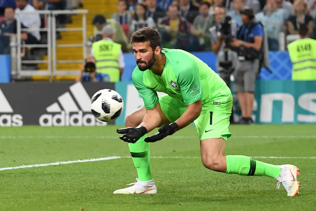 Alisson makes a save during the Russia 2018 World Cup Group E football match between Serbia and Brazil at the Spartak Stadium in Moscow on June 27, 2018. / AFP PHOTO / Francisco LEONG / RESTRICTED TO EDITORIAL USE - NO MOBILE PUSH ALERTS/DOWNLOADS 