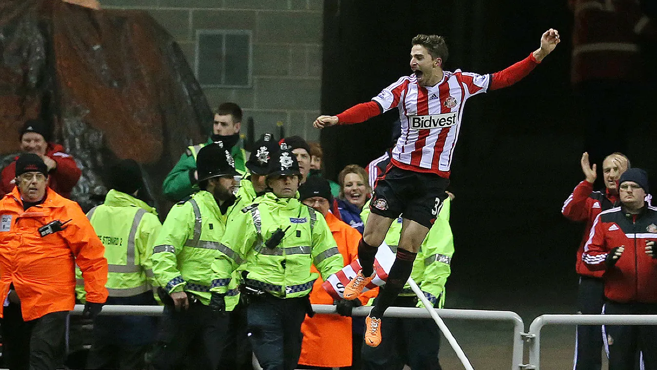 Sunderland's Italian forward Fabio Borini celebrates scoring a penalty during a League Cup semi-final first leg match between Sunderland and Manchester United at the Stadium of Light in Sunderland, in north-east England, on January 7, 2014. AFP PHOTO / IA