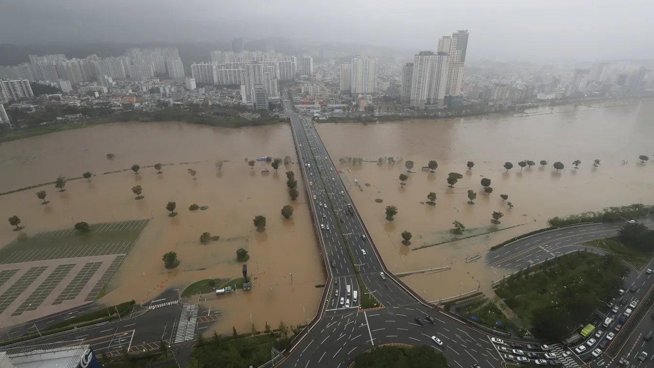 Puszán, 2020. szeptember 7.
Heves esőzések által elöntött autóutak a dél-koreai Puszanban 2020. szeptember 7-én, a pusztító erejű viharral közelítő Haisen névre keresztelt tájfun megérkezését követően.
MTI/Yonhap 