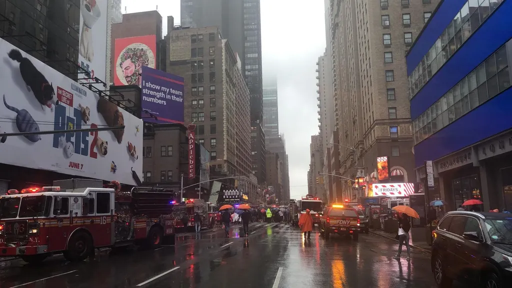 Helicopter crashes on top of building in New York City USA United States crash New York City HELICOPTER 2019, helikopter, New York 