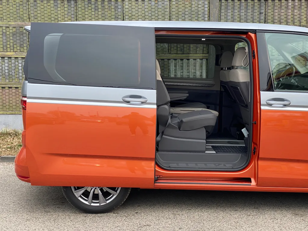 Volkswagen T7 Multivan 1.4 e-TSI teszt (2022) 