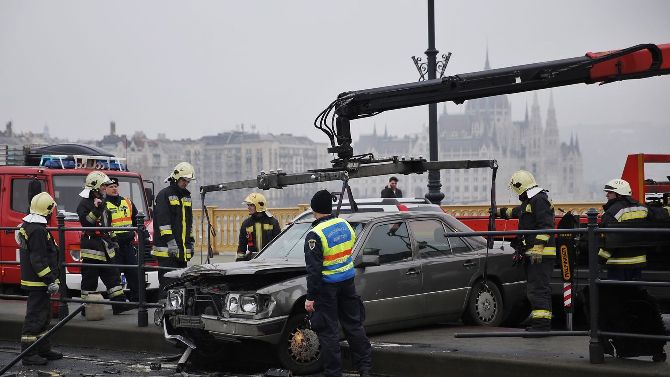 baleset a Margit hídon autó tűzoltó 