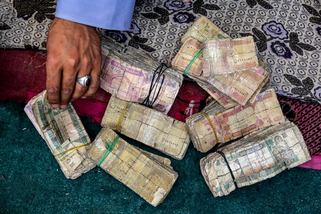 Elkopott bankók Afganisztánban, Kabul, piac, pénz 