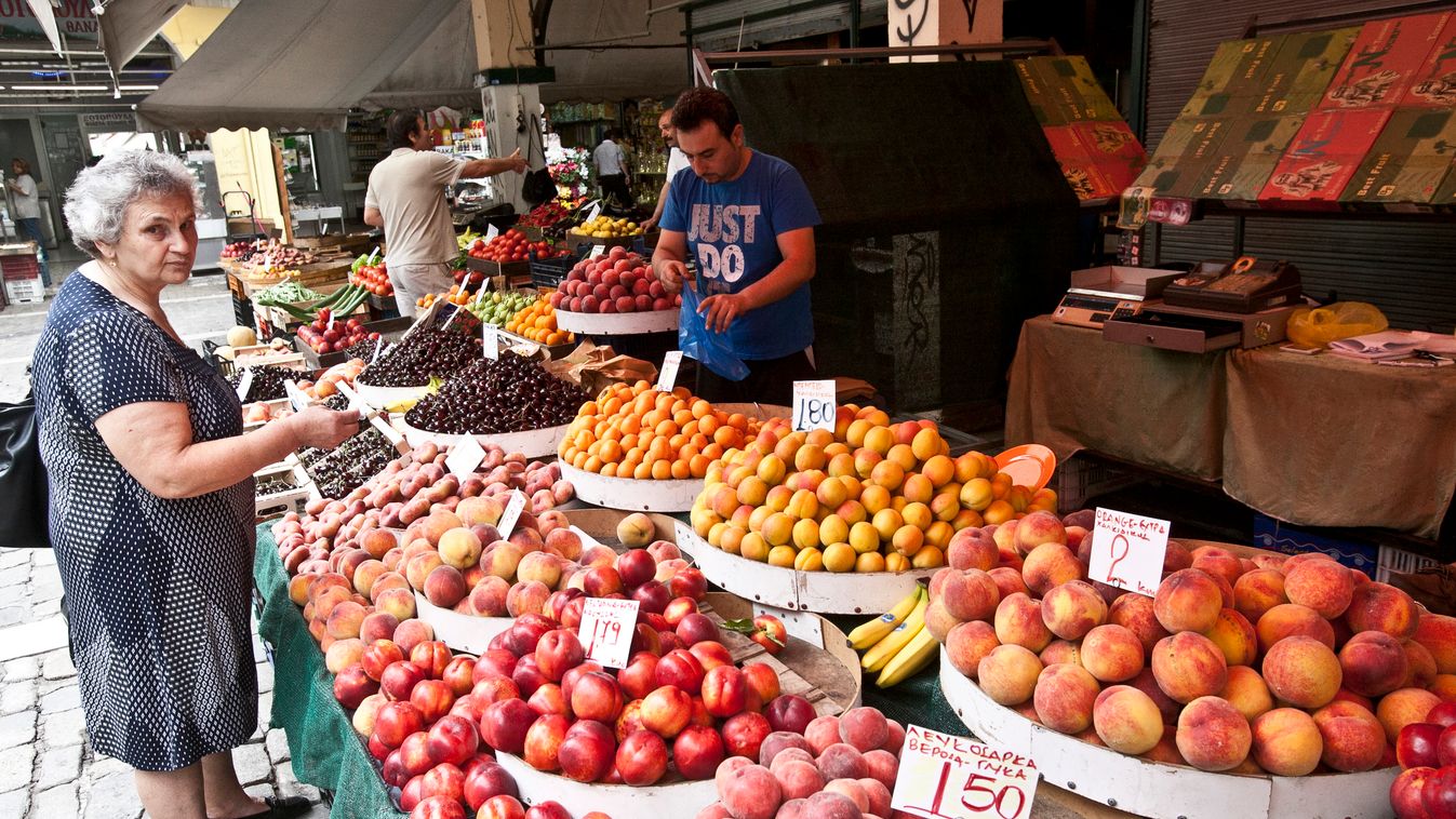 Szaloniki, Görögország, válság, nyugdijas asszony a belvárosi piacon gyümölcsöt vásárol.
Fotó:Dudás Szabolcs
2015.06.30. 