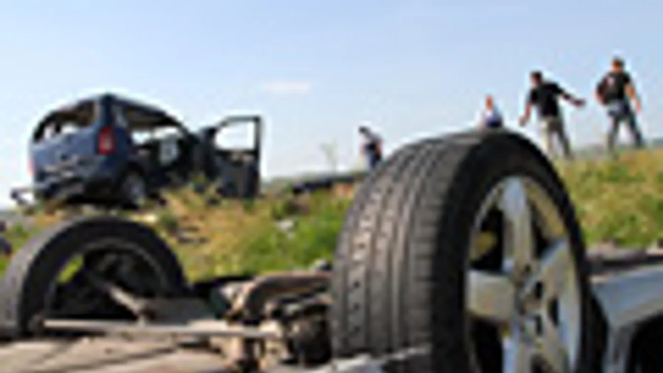kgfb, gépjármű kötelező felelősség-biztosítás, baleset, helyszínelők dolgoznak egy baleset helyszínén  Borsod-Abaúj-Zemplén megyében 