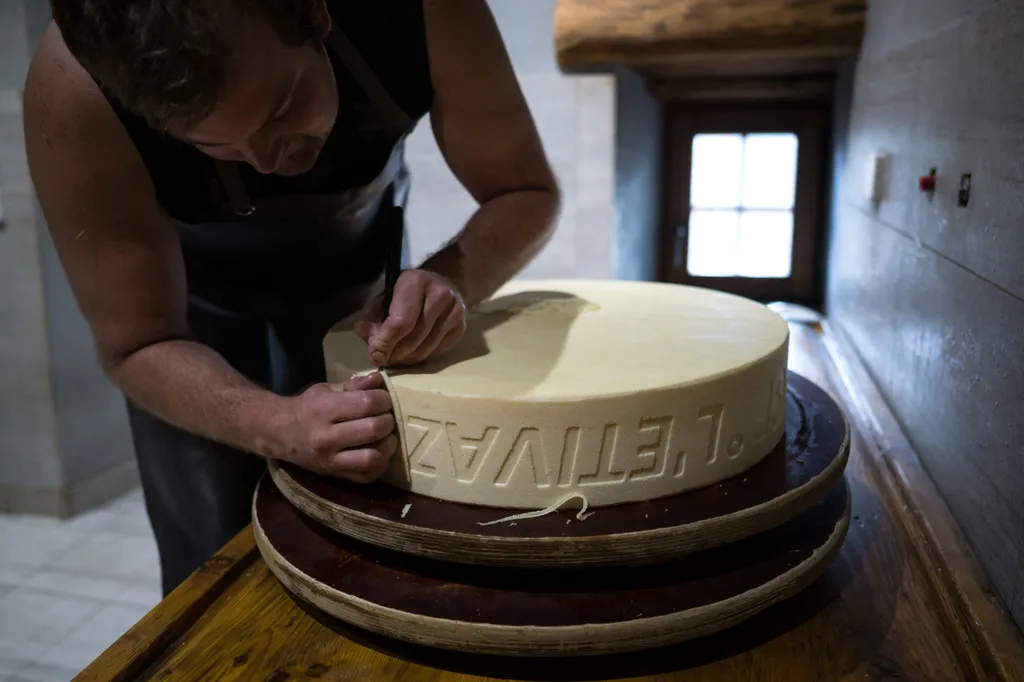 Kétezer méteres magasságban készül ez a különleges svájci sajt, galéria, 2023 