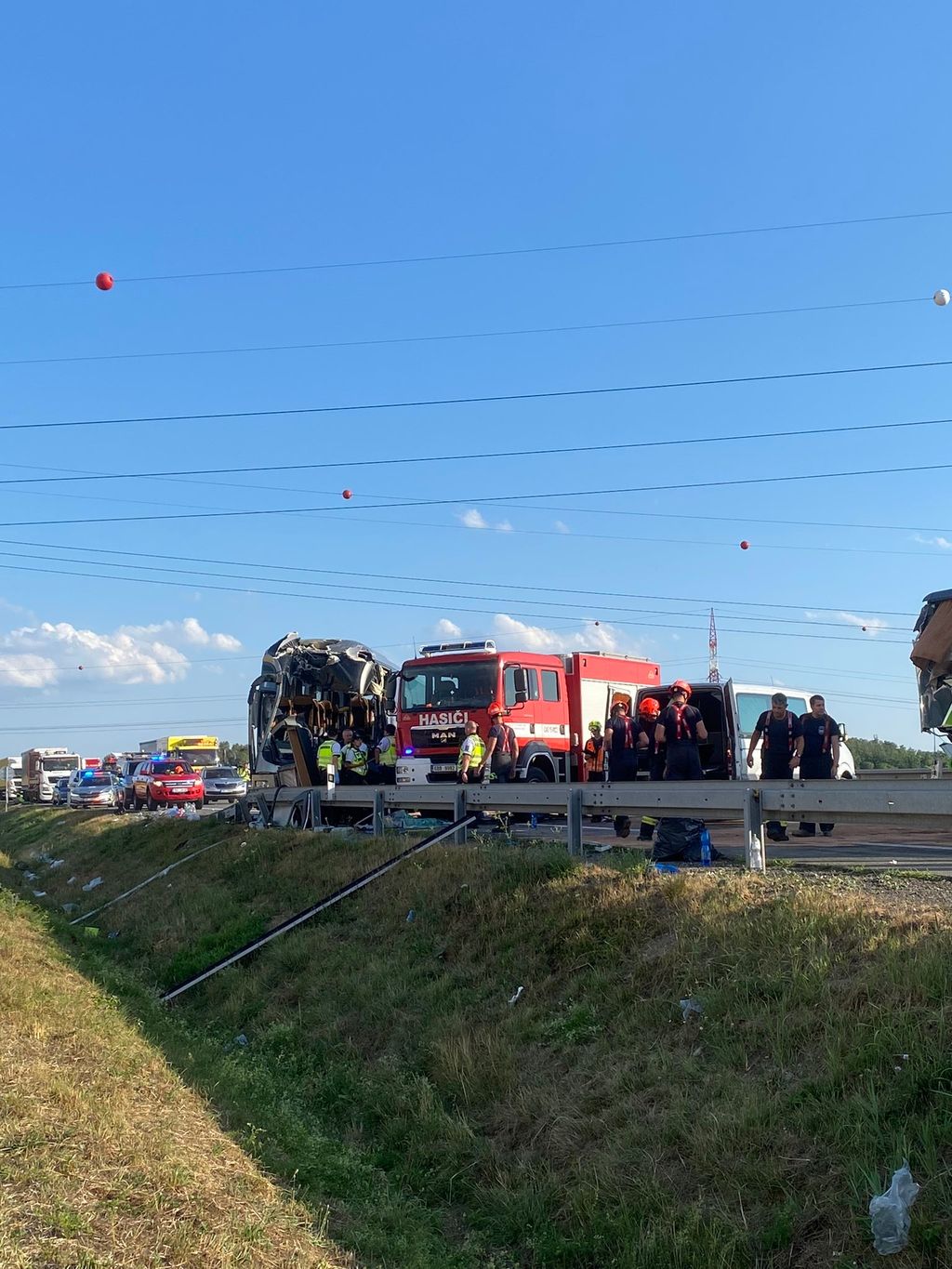 Súlyos buszbaleset a cseh autópályán: a buszsofőr meghalt, sok a sérült, a magyar utasok megúszták, baleset, Csehország, 2023.07.17. 