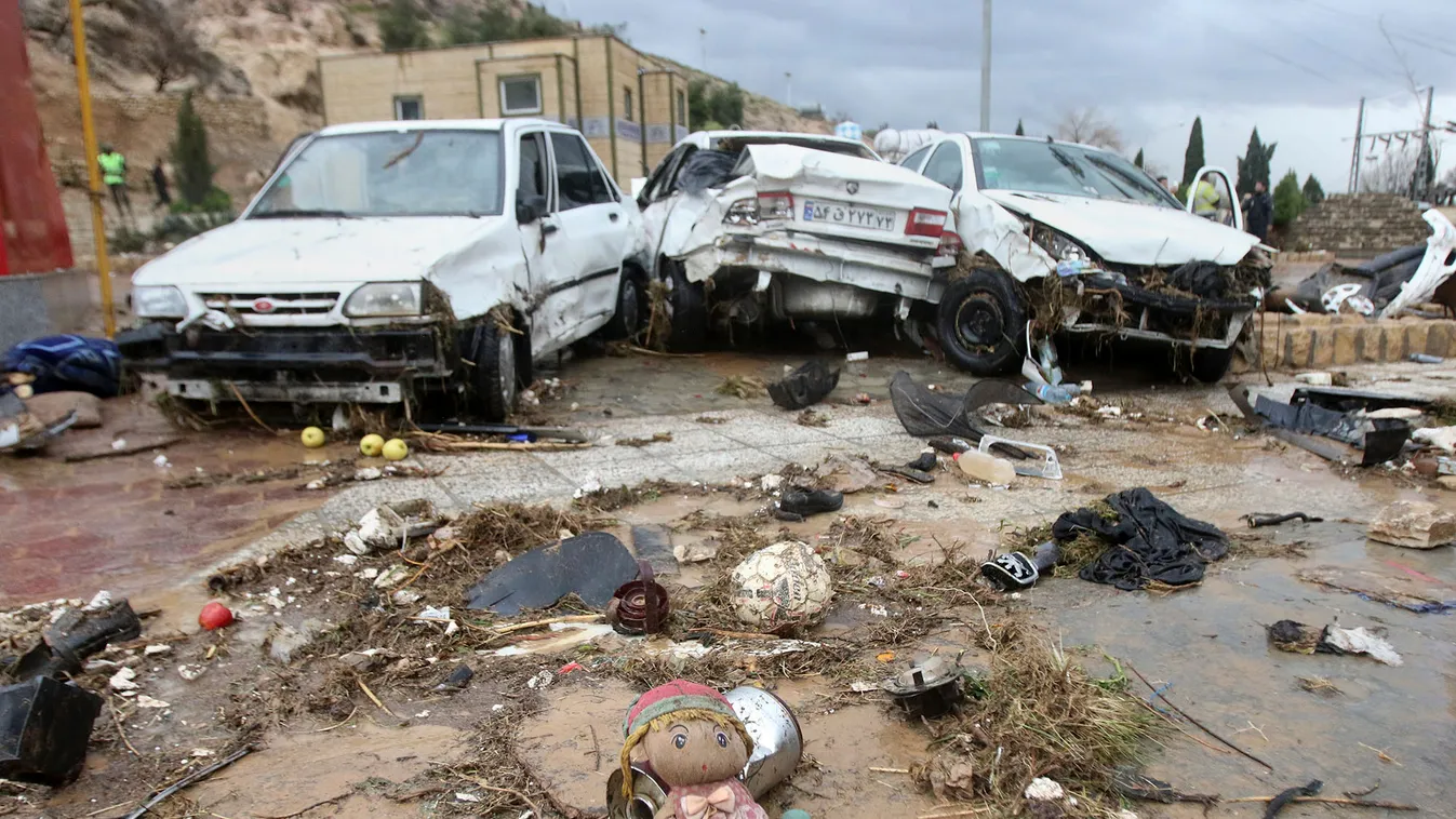 Siráz, 2019. március 25.
Az árvíz által elsodort autók roncsai az Irán délnyugati részén fekvő Sirázban 2019. március 25-én. Legkevesebb tizenhárman életüket vesztették és több mint negyvenen megsérültek Irán déli fekvésű Farsz, illetve az északi Mazandar