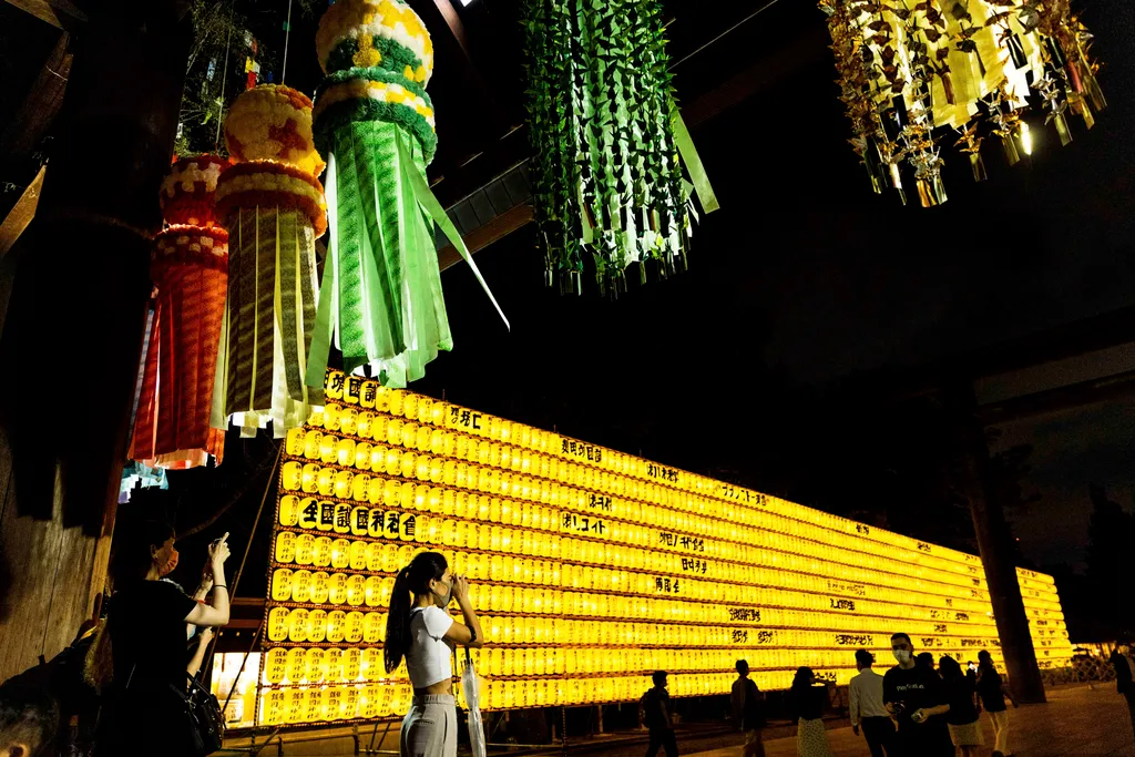 Japan Mitama (papírlámpás) fesztivál  during the Mitama festival, celebrated since 1947 honouring the souls of the enshrined spirits and the fallen soldiers of Japan's past wars, at the Yasukuni Shrine in Tokyo on July 14, 202 