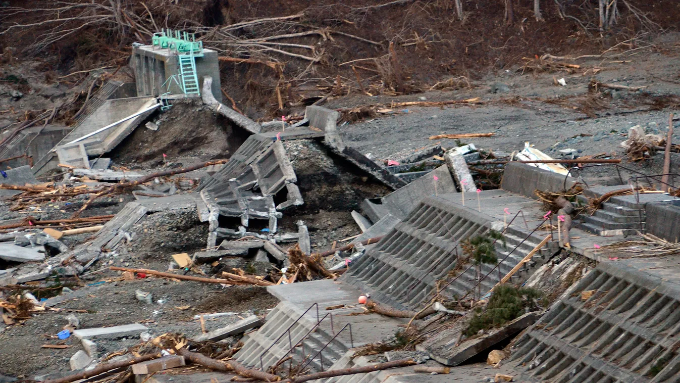szökőár, cunami, védmű, védőfal romjai, Tananohata híd, Japán 