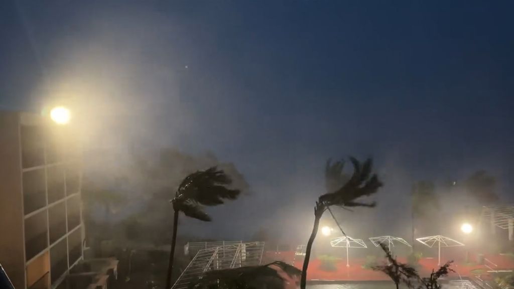 tájfun Tumon öböl Egyesült Államok Guam  Le typhon Mawar fonce sur l'île américaine de Guam dans le Pacifique Horizontal 