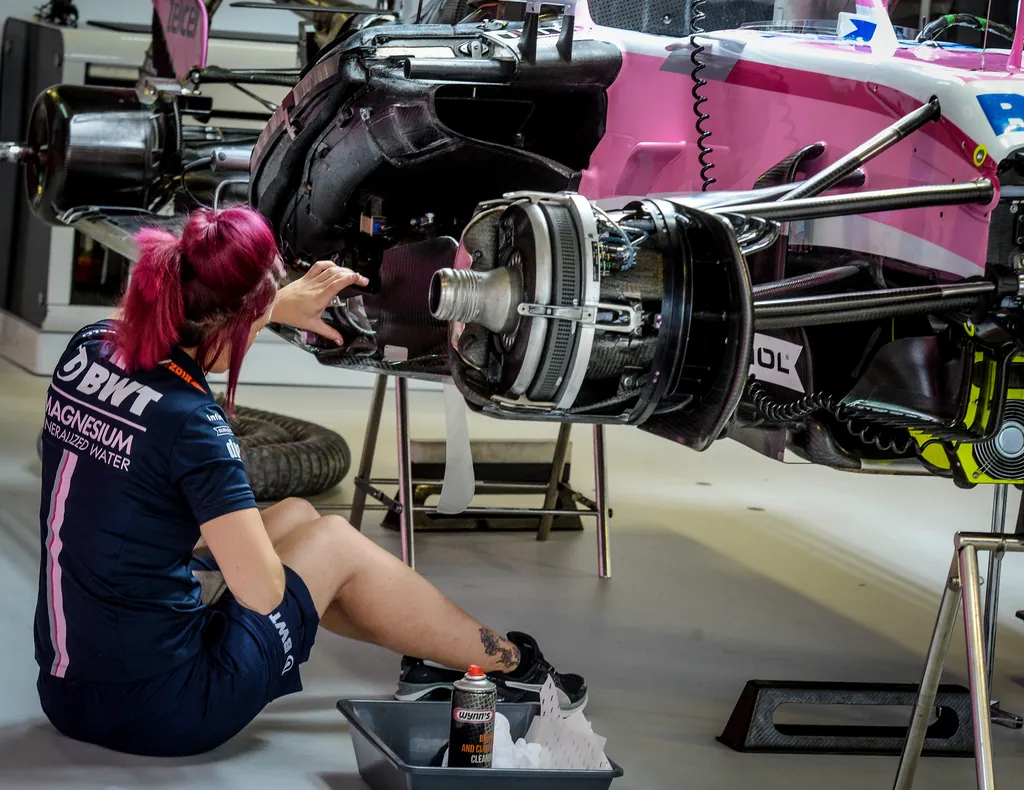 A Forma-1-es Orosz Nagydíj szombati napja, a Force India női szerelője 