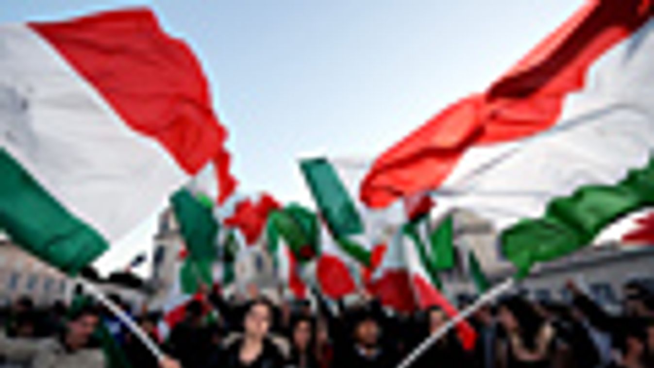 Ünneplő tömeg Rómában, olasz kormányalakítási tárgyalások, Napolitano 