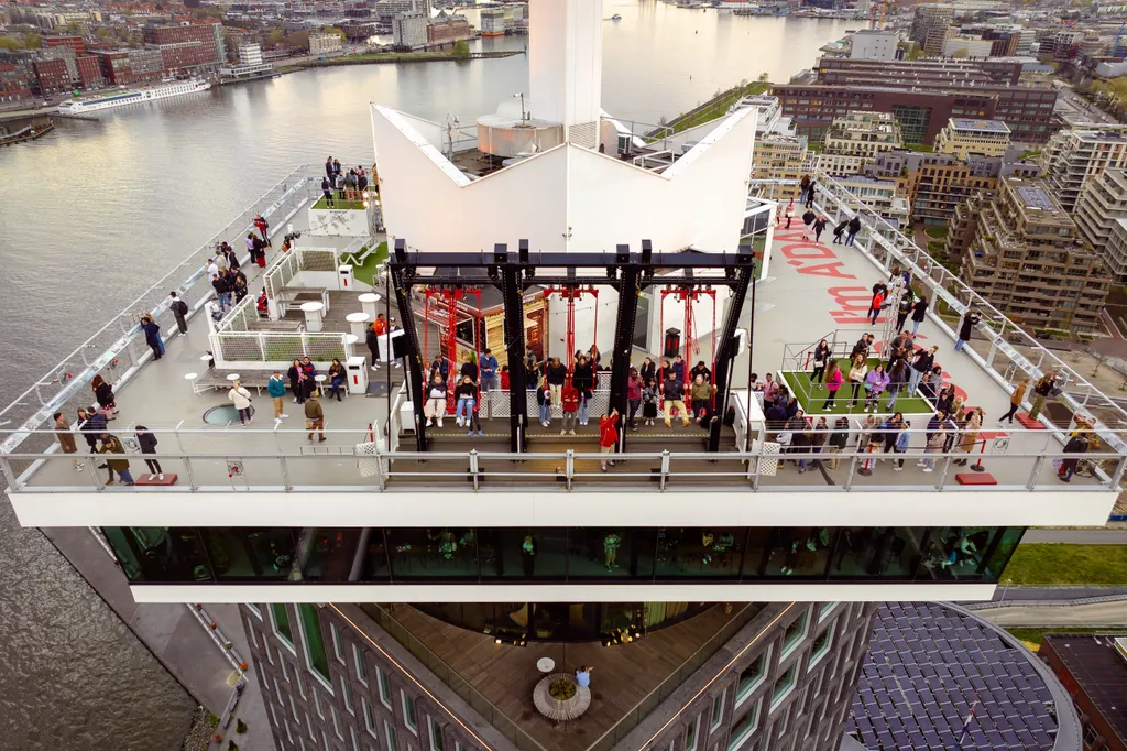 Szédítő 100 méteres magasságban hintázhatnak a látogatók Amszterdam felett, galéria, 2023 