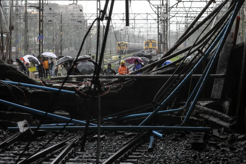 Mumbai, India, vasútállomás, hídomlás 