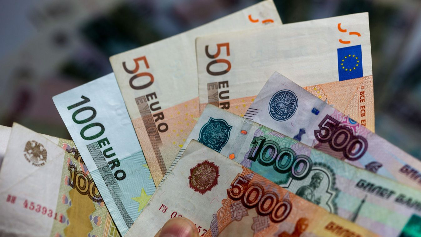 orosz gazdaság rubel bedőlés 
Rubel- és euróbankjegyek a németországi Schwerinben 2014. december 16-án. Az orosz jegybank az éjjel 6,50 százalékponttal 17 százalékra emelte az alapkamatot, de ez sem tudta megállítani a 