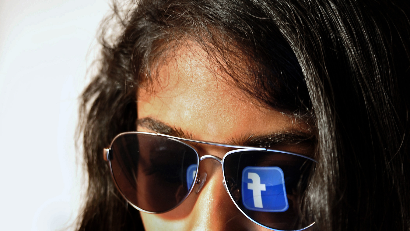 facebook tablet lány szemüveg közösségi oldal 