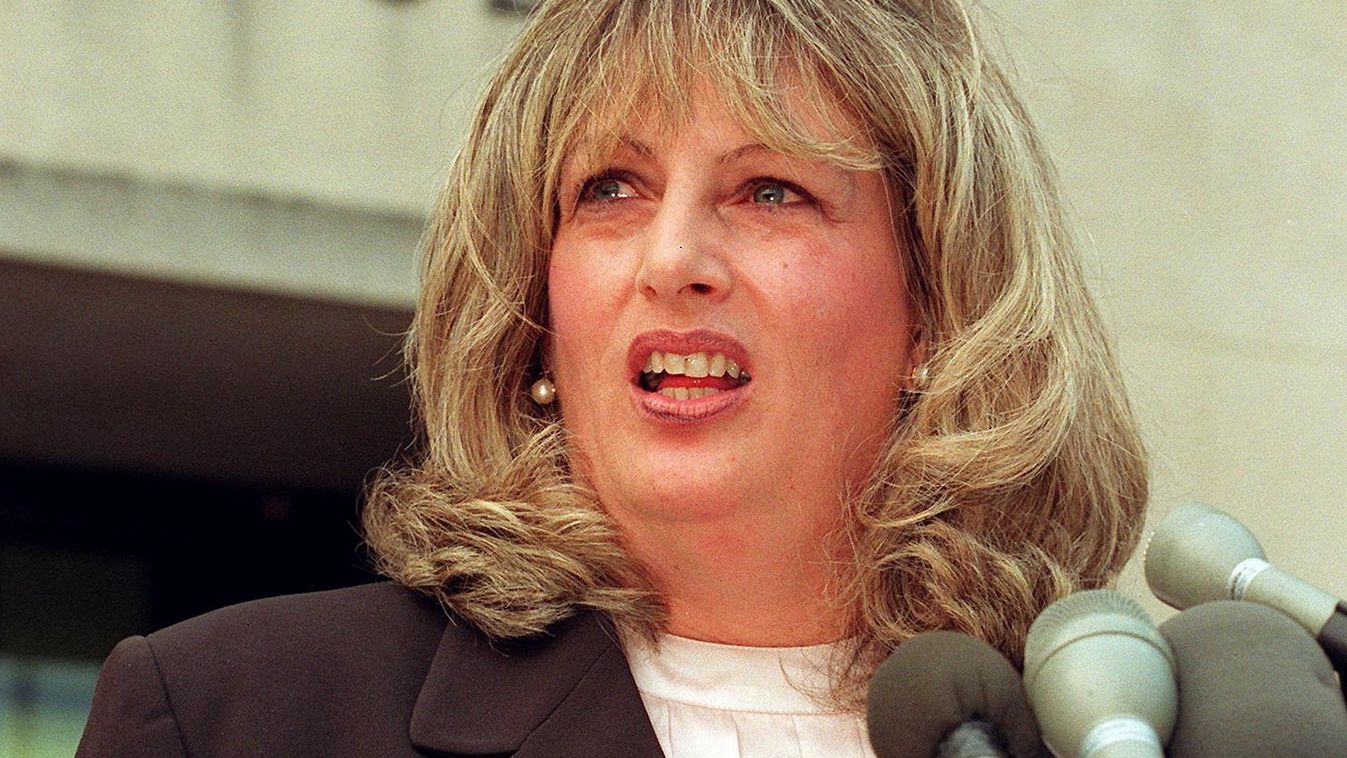 Vertical JUSTICE COURT MICROPHONE PRESS WOMAN (FILES) In this file photo taken on July 29, 1998 Linda Tripp talks to reporters outside of the Federal Courthouse in Washington, DC, following her eighth day of testimony before the grand jury investigating t