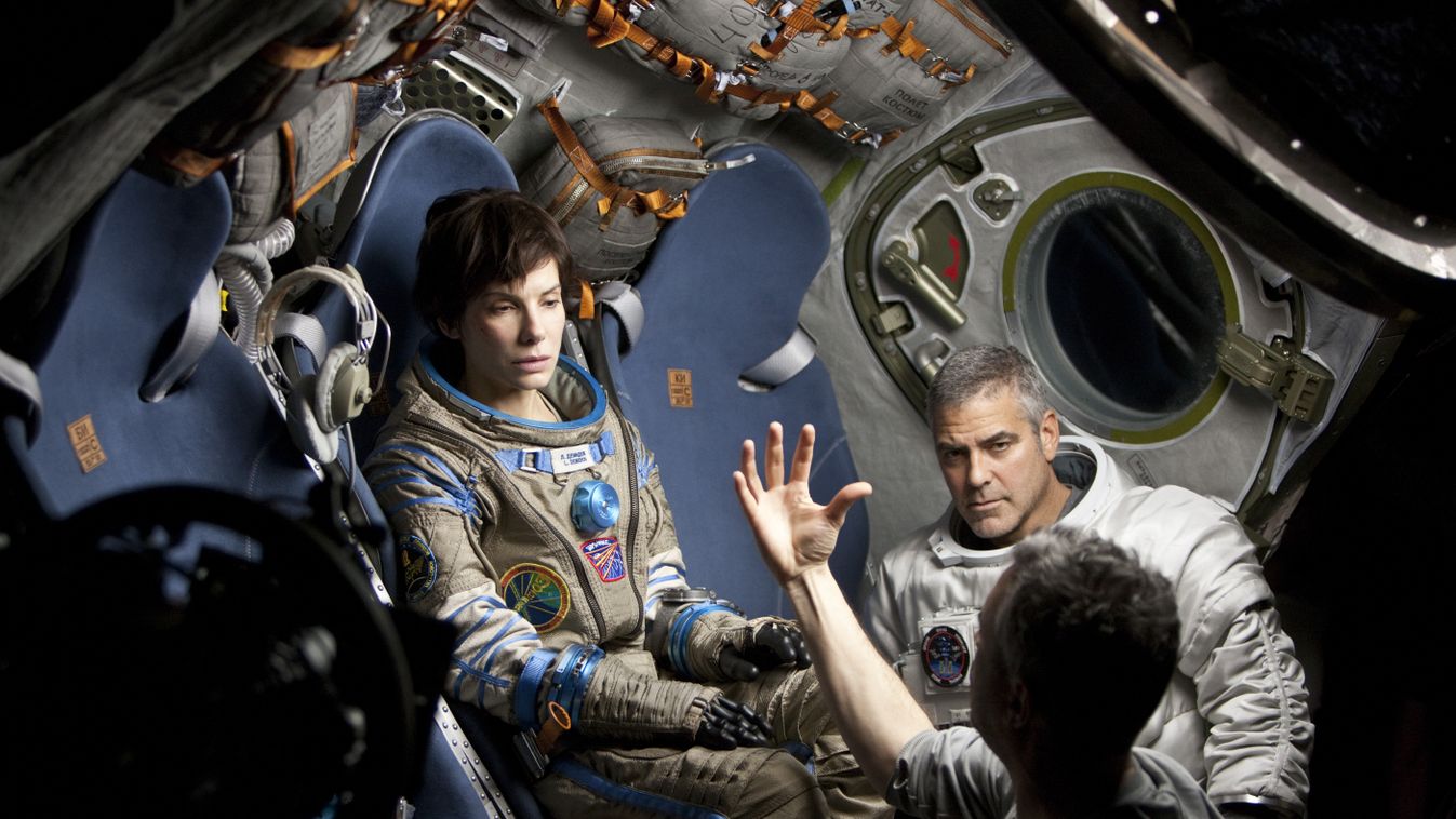 Sandra Bullock, George Clooney és Alfonso Cuaron rendező a Gravitáció forgatásán 