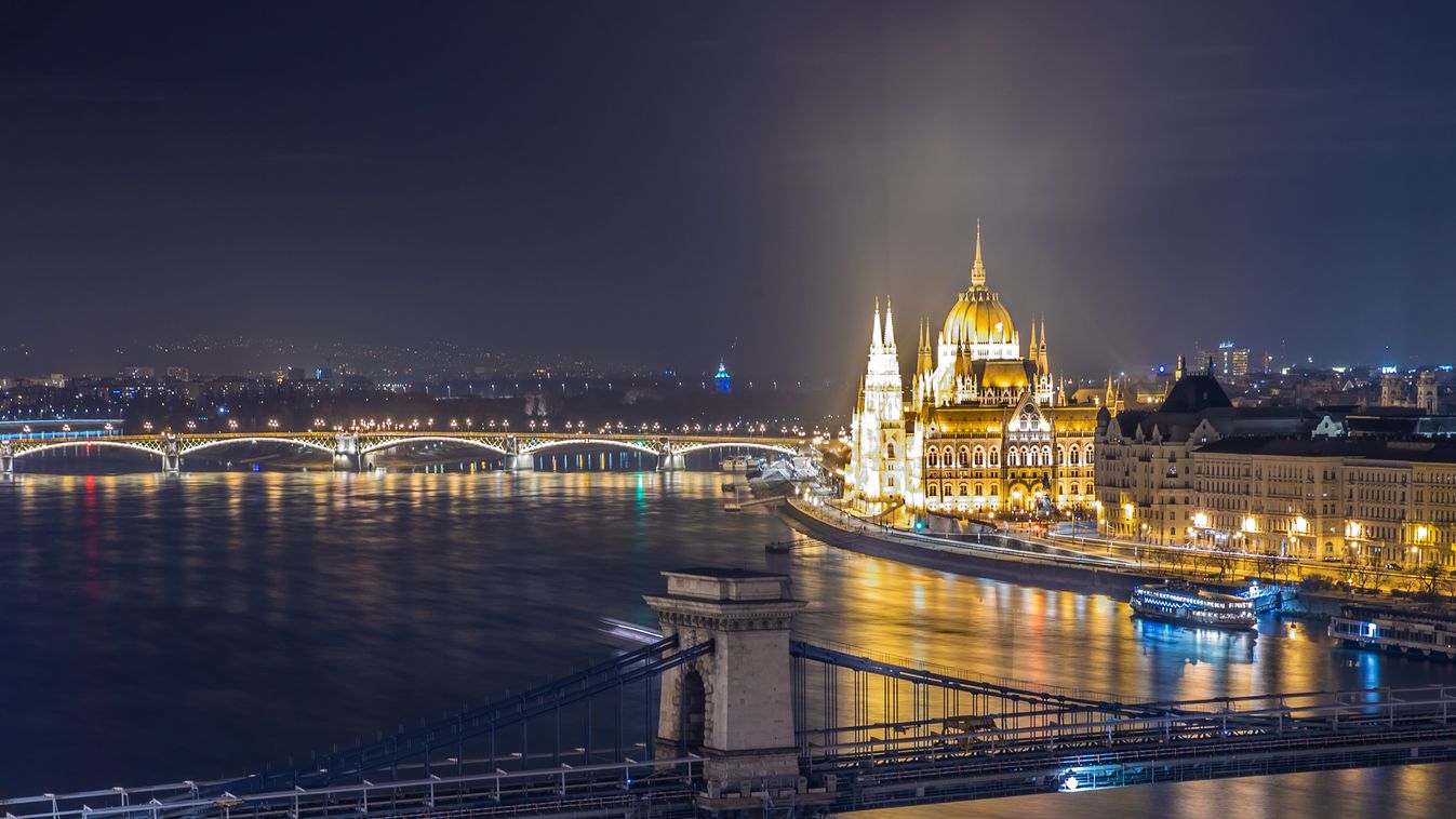 Este, Budapest, főváros, kivilágítás, fények, közvilágítás, karácsony, december, 2021.12.28., Lánchíd, Parlament, országház 