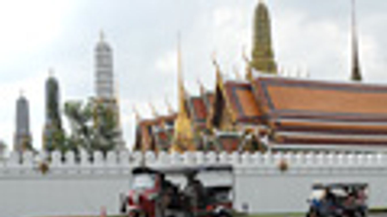 Thaiföld, Bangkok, tuk-tukok haladnak a királyi palota előtt
