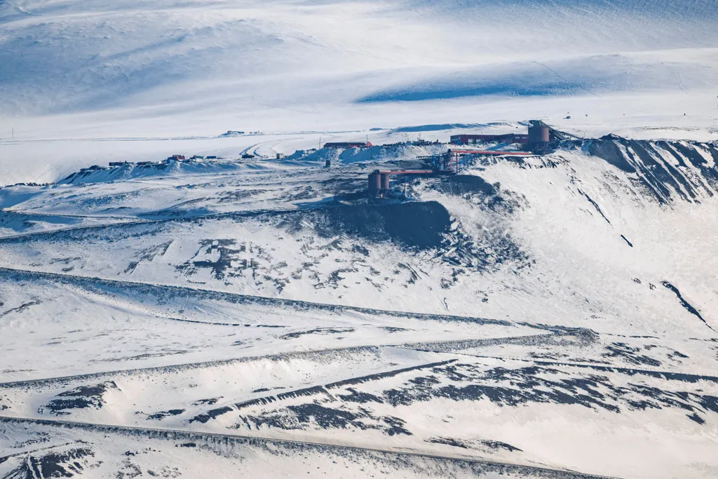 Svalbard, Antarktisz, antakrktisz turizmus, hibrid hajó, turizmus,  Hibrid hajó szállítja a látogatókat a mesés és zord Antarktiszra 