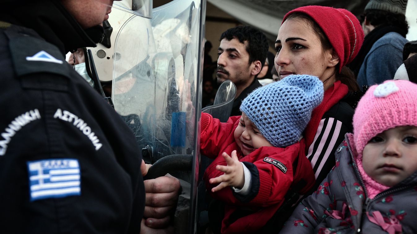 Anyák gyerekeikkel a rohamrendőrökkel szemben a görög-macedón határon Idomeni közelében. Több ezer ember ragadt a hátorokon miután a hatóságok nem engedik őket Macedóniába immigration migration TOPSHOTS Horizontal 