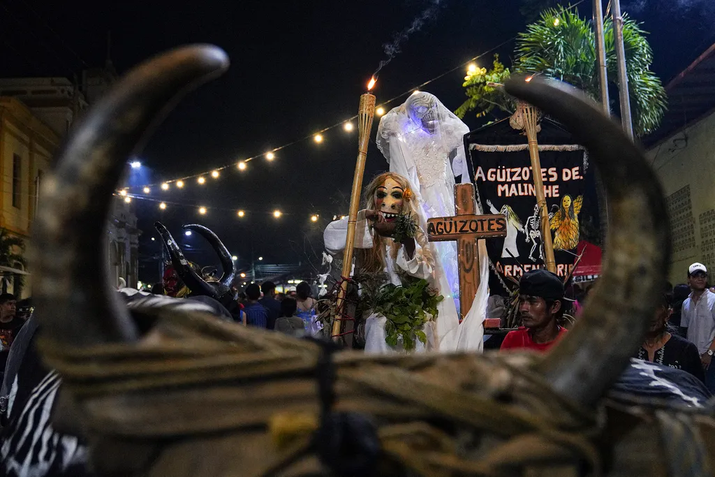 Szellemek, tűz és rémisztő maszkok: ilyen a Los Aguizotes éjszakája, galéria, 2023 