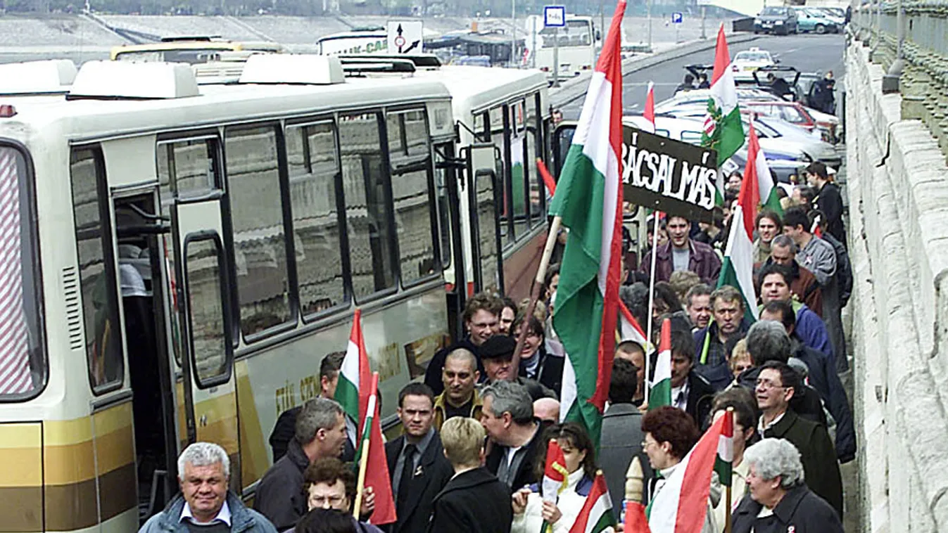 Tilos-e választásoknál szervezetten utaztatni, Demonstrálók érkeznek a Kossuth téren rendezett fideszes kampánygyűlésére