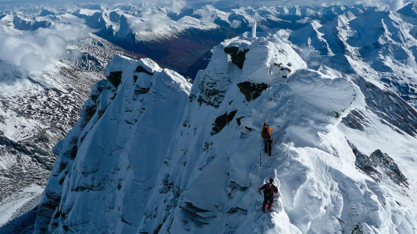 FOTÓ ÁLTALÁNOS hegycsúcs speciális mentők TÁJ Grossglockner-csúcs, 2010. november 3.
Eltűnt hegymászók után kutató hegyimentők a Grossglockner hegycsúcshoz érkeznek a tiroli Alpokban 2010. november 3-án. Ezen a napon holtan találtak rá két lengyel hegymás