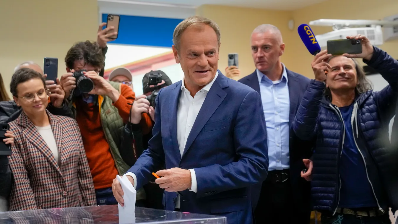 TUSK, Donald Varsó, 2023. október 15.
Donald Tusk, a fő lengyel ellenzéki erő, a Civil Platform (PO) párt elnöke szavaz a lengyel parlamenti választásokon Varsóban 2023. október 15-én. A választásokkal egy időben népszavazást is rendeznek az Európai Unió 