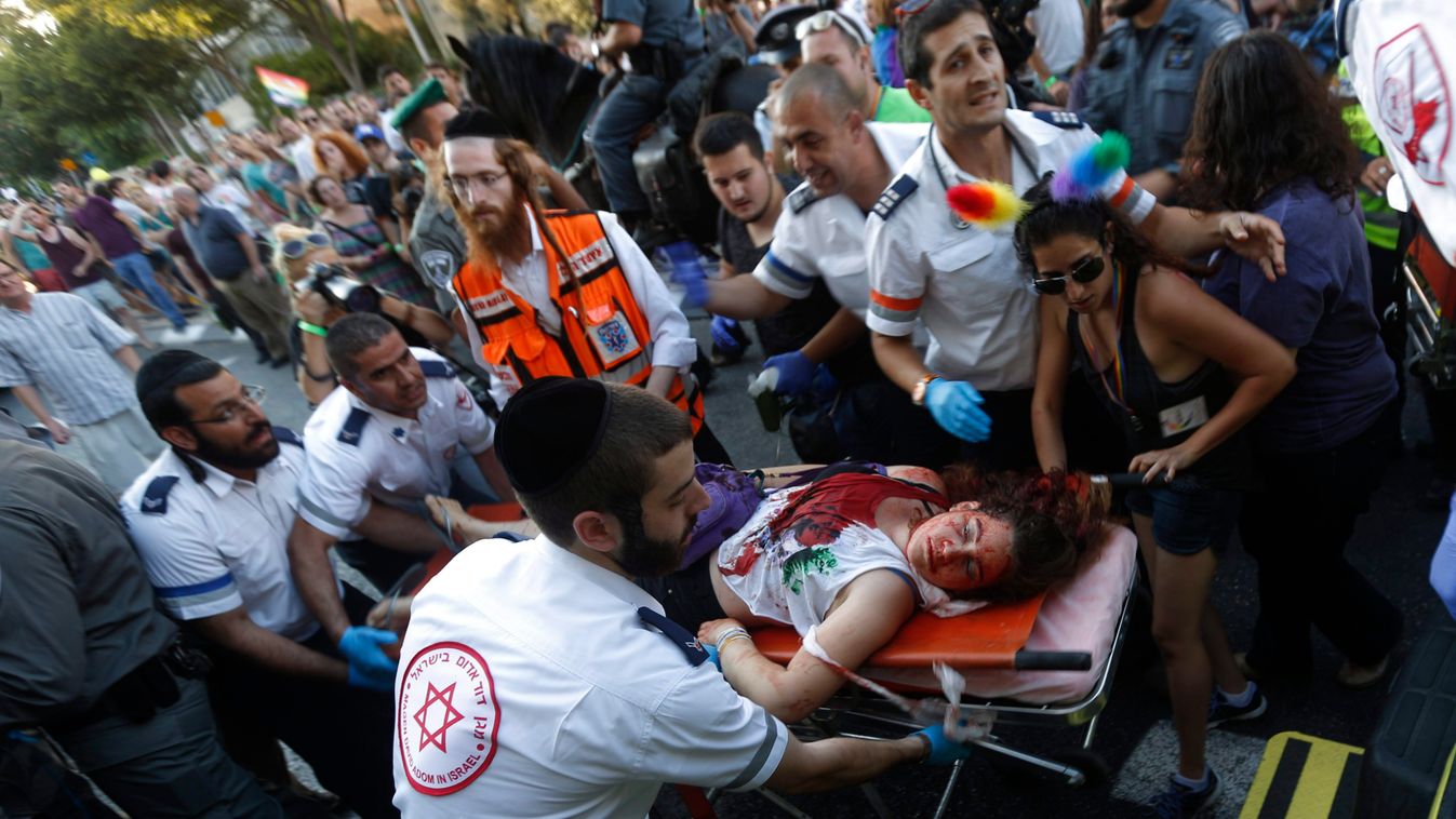 Jeruzsálem, 2015. július 30.
Mentőalakulat tagjai hordágyon viszik a jeruzsálemi melegfelvonulás egyik megszúrt résztvevőjét 2015. július 30-án, miután egy ultraortodox férfi késsel támadt a felvonulókra. (MTI/EPA/Atef Szafadi) 