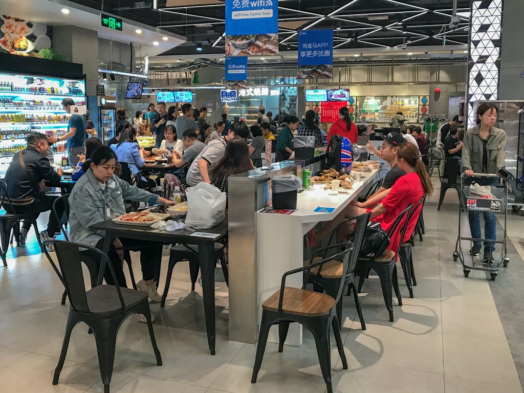 People flock to Alibaba Group's Hema supermarket in Shanghai China Chinese Shanghai Alibaba Hema Fresh Hemaxiansheng e-commerce experience
Alibaba szuperüzlet – galéria 