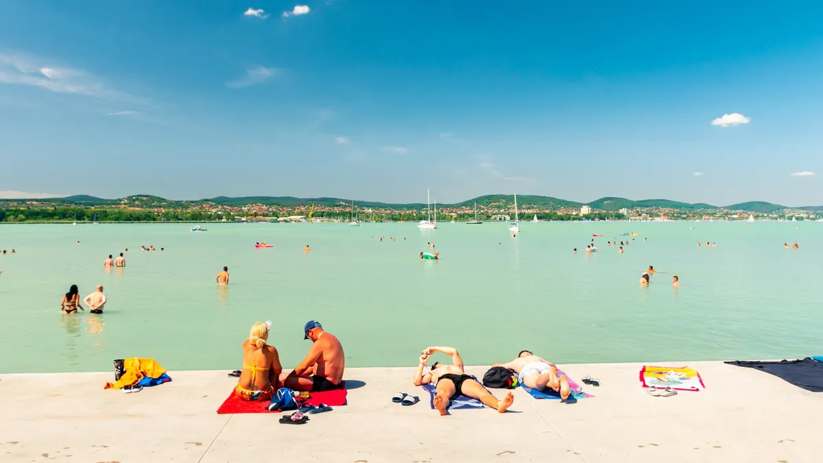 A Balatonhoz vonzza a nyaralókat a kánikula - ORIGO