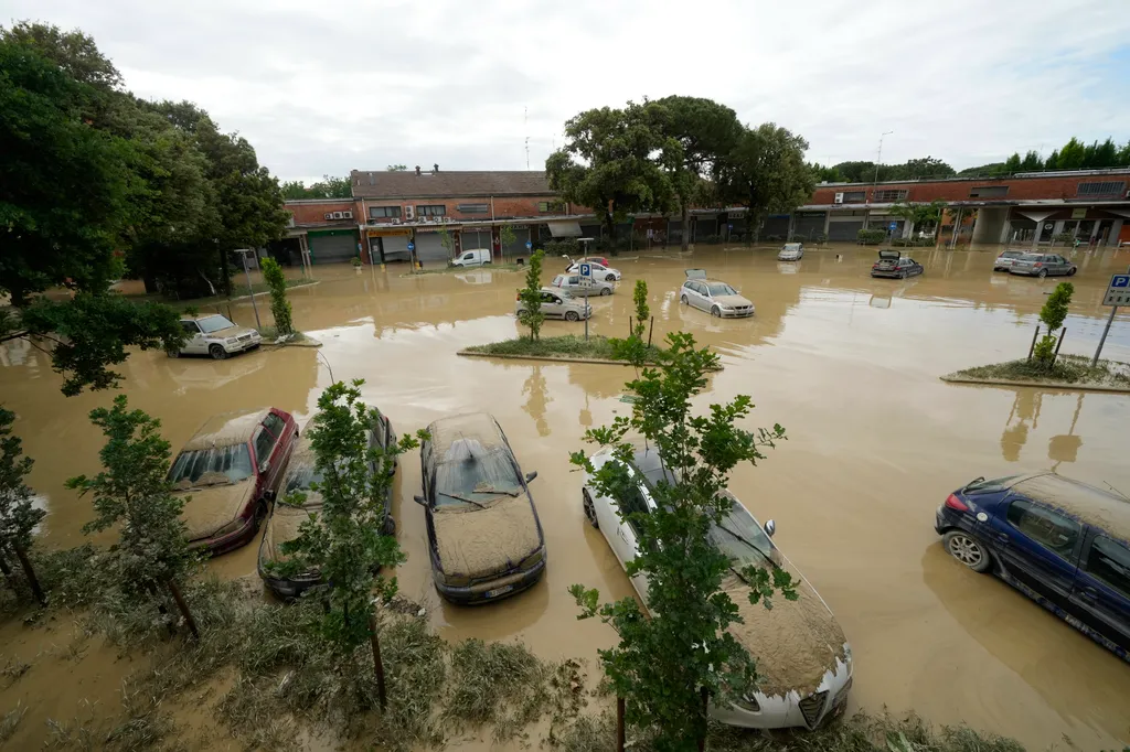 Faenza, 2023. május 18.
Sárral borított autók egy vízzel elöntött parkolóban, a közép-olaszországi Faenzában 2023. május 18-án. Az elsősorban Emilia Romagna tartományt sújtó áradások nyolc ember halálát okozták, több mint tizenháromezret pedig otthona elh