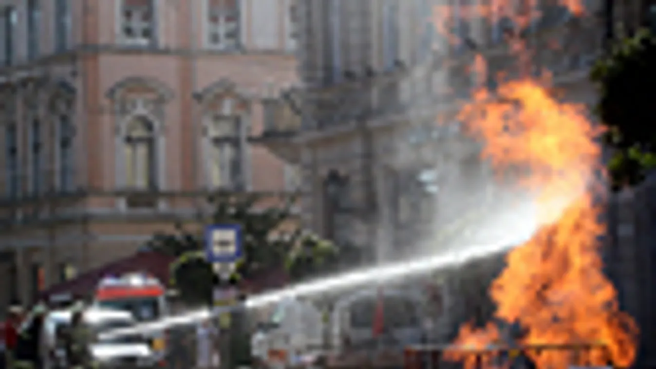 többméteres lángok csaptak fel Miskolc belvárosában, Városház téren, tűz