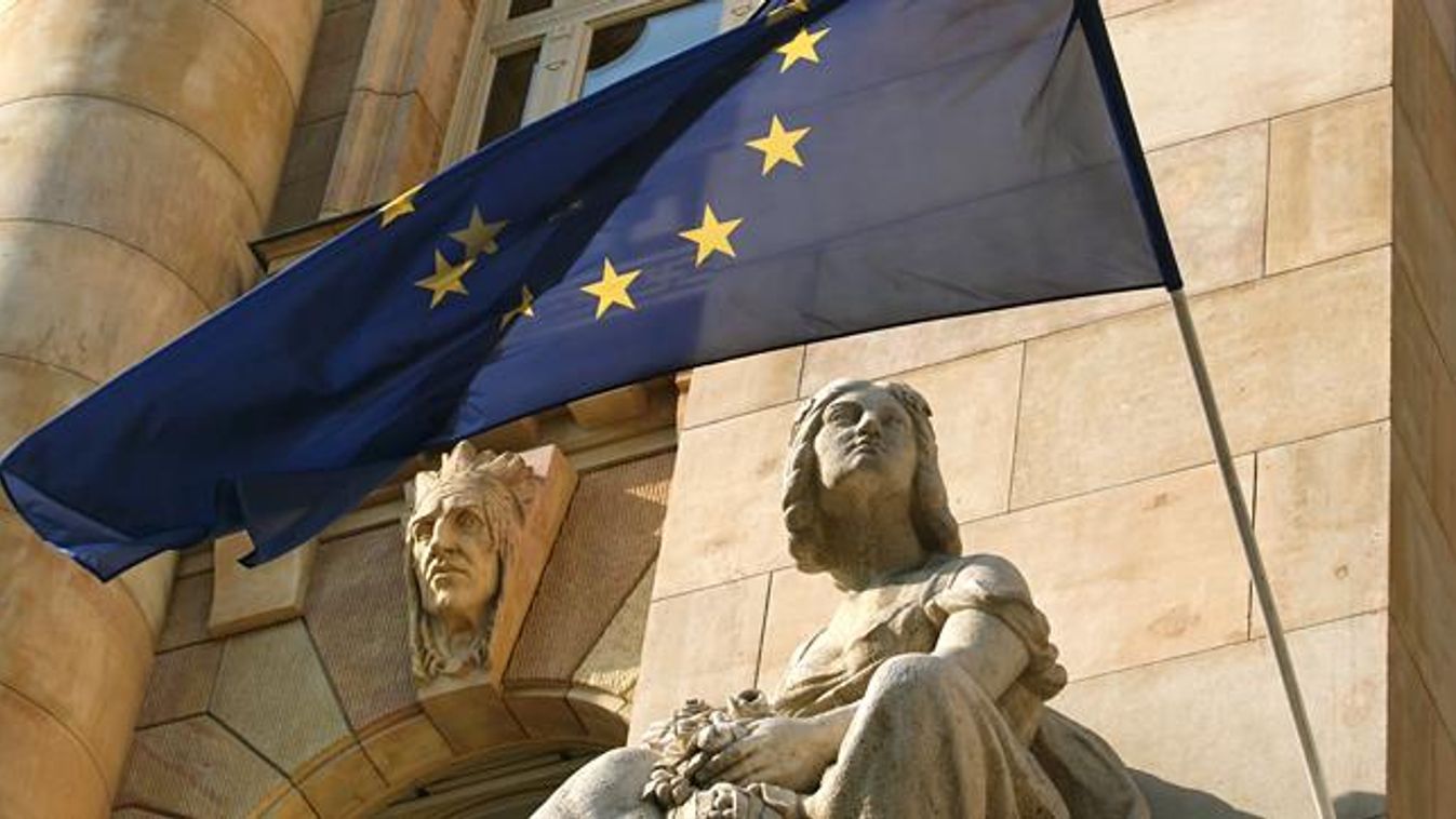 jegybanki alapkamat, MNB, Magyar Nemzeti Bank, Magyar Nemzeti Bank (MNB) épületének főbejárata fölött ülő nőalak (Tóth István szobrászművész alkotása) az Európai Unió csillagos zászlójával 