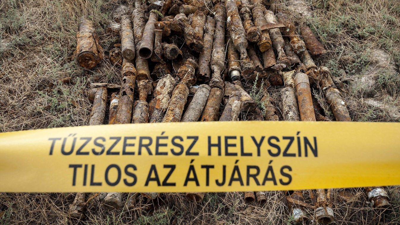 bomba felirat FOTÓ ÁLTALÁNOS kordon lőtér megsemmisítés robbanótest szalag TÁRGY tilos az átjárás tűzszerészeti helyszín tűzszerészeti mentesítés 