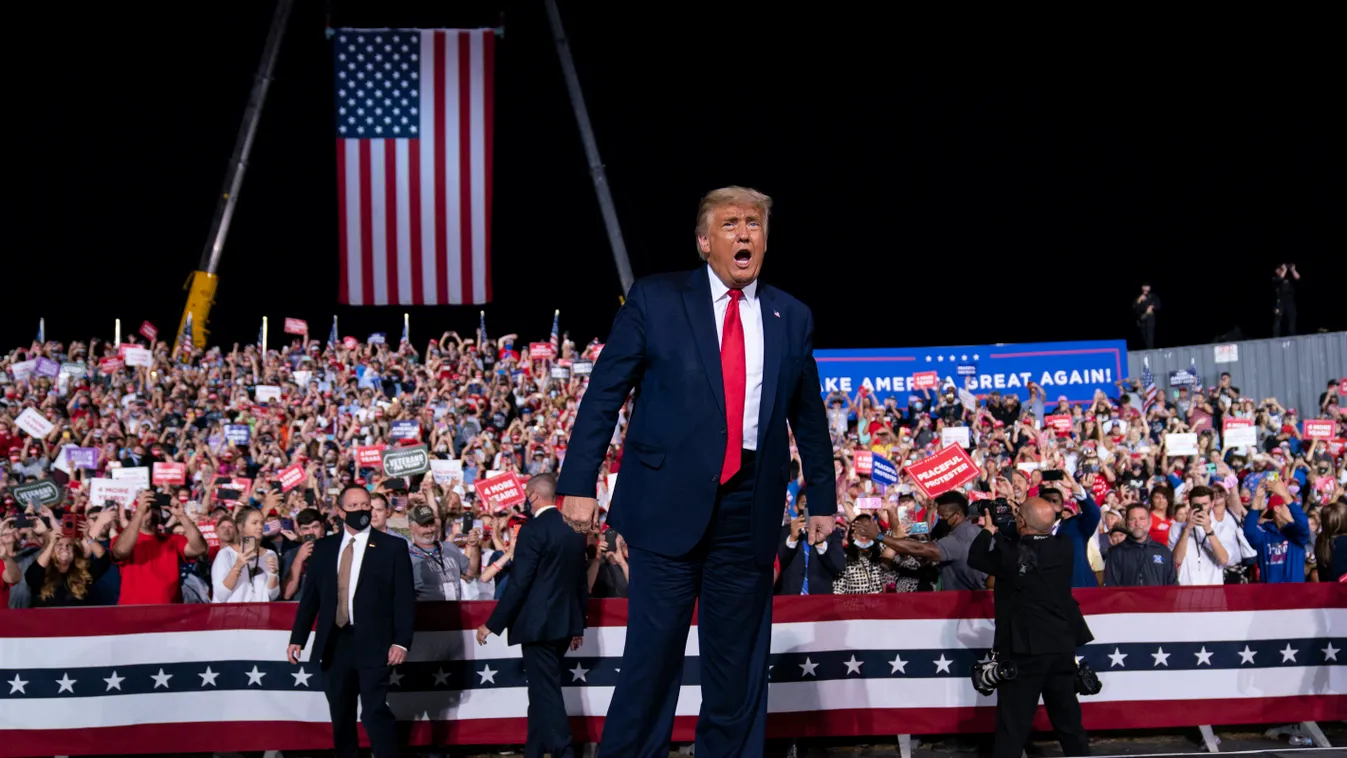 TRUMP, Donald Gastonia, 2020. október 22.
Donald Trump republikánus amerikai elnök (k) és támogatói egy kampányeseményen az Észak-Karolina állambeli Gastonia repülőterén 2020. október 21-én.
MTI/AP/Evan Vucci 